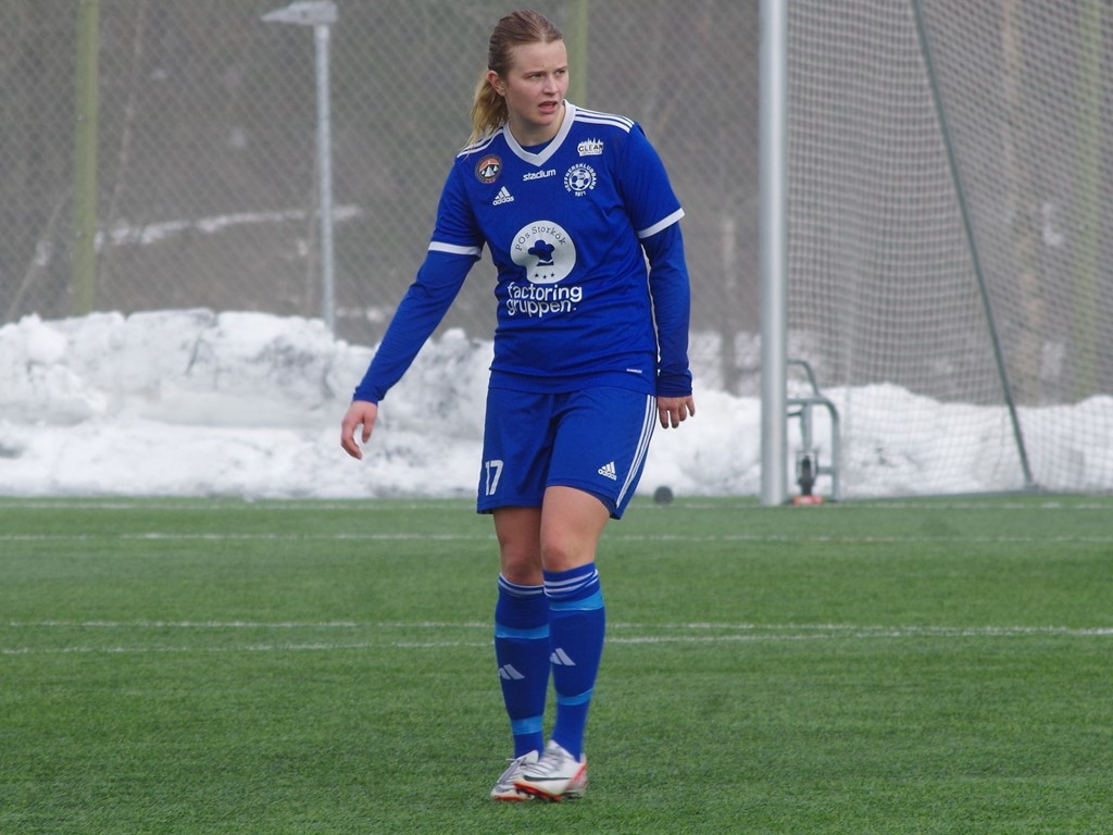 Joanna Wallgren var åter tillbaka på mittfältet men visade att hon fortfarande kan göra mål. Foto: Pia Skogman, Lokalfotbollen.nu.