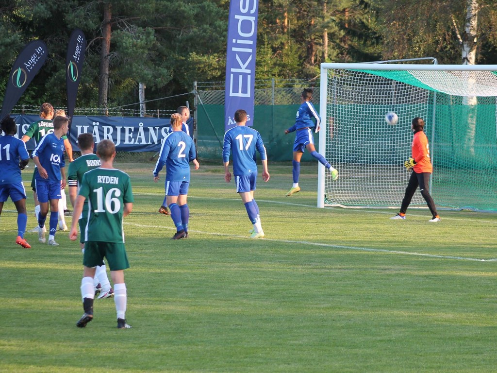 Mathias Edlund skickar in 1-0 för Östavall i 1-1-mötet med Sollefteå GIF. Foto: Roger Mattsson, Lokalfotbollen.nu.