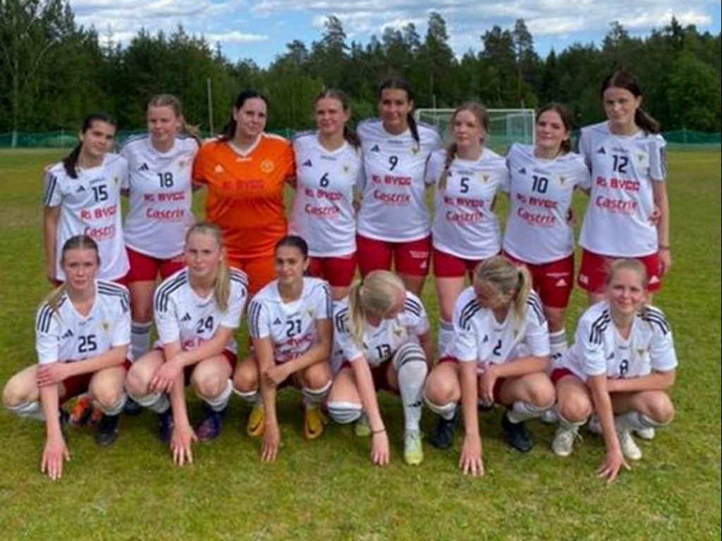 Alnö 2:s unga tjejer  vann med det här laget med hela 7-1 på Myggvallen mot Fränsta samtidigt som klubbens lag i damtvåan vann över Selånger med 5-2. Foto: Alnö dam.