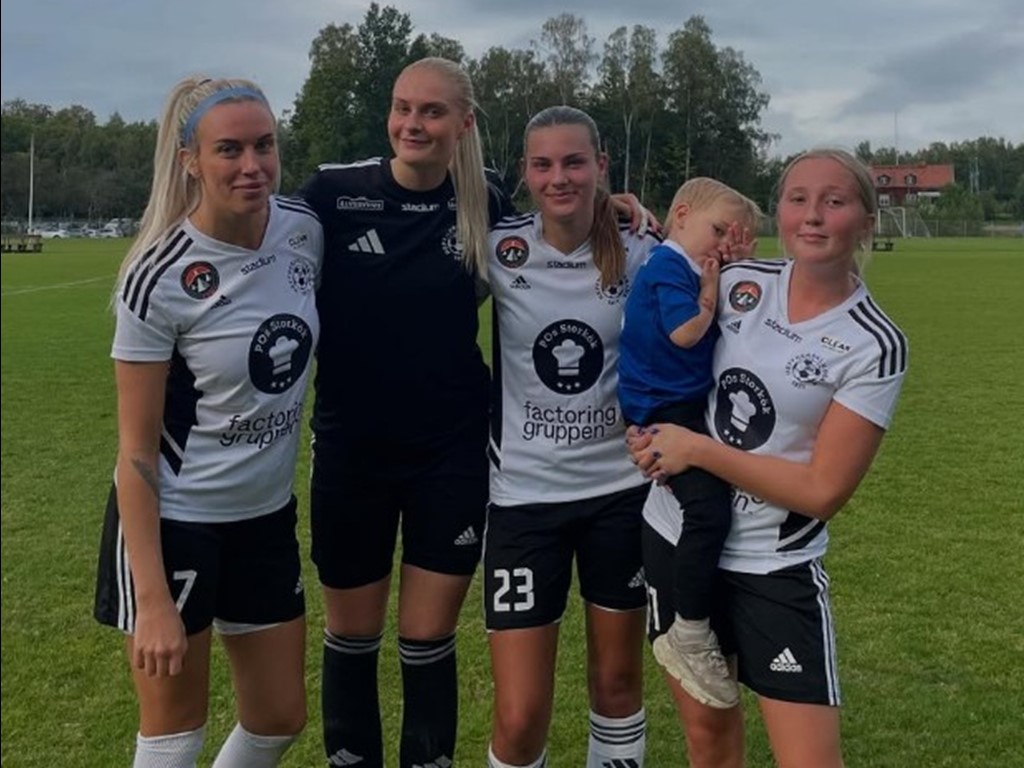 Heffnersklubbans matchvinnare mot Huge,, fr v Amanda Sevefjord. Ebba Larsson (höll nollan), Tyra Öhman och Alva Prytz. Foto: HKBK.