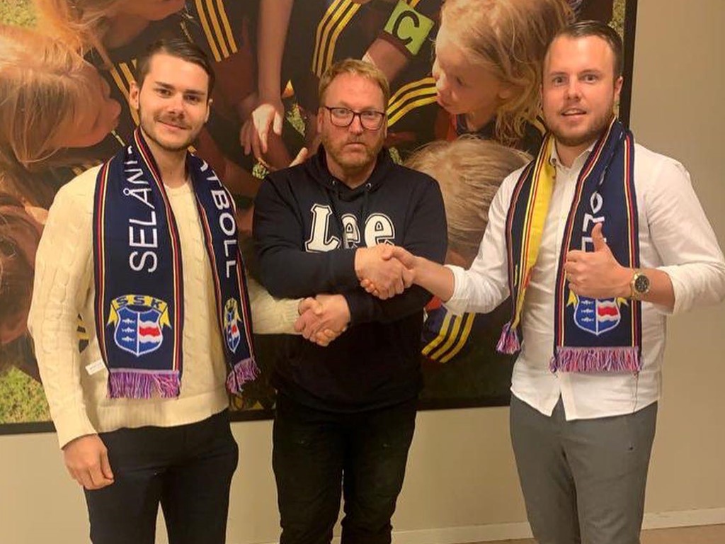 Selångers nya tränarduo Filip Renman och Jesper Hellström flankerar klubbens ordförande Fredrik Hammarberg.