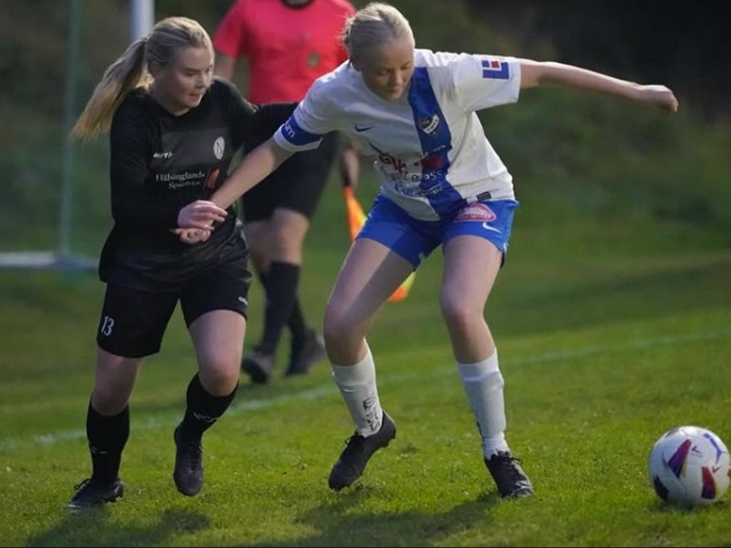 Martina Johansson, t v, reducerade till 1-2 för Njurunda hemma i elljuset på Gumsekullen mot Timrå 2 innan Nellie Lauritzen utjömnade något senare i 2-2-mötet i Damtreans fortsättningsserie. Foto: Anders Thorsell, Sportactionpictures