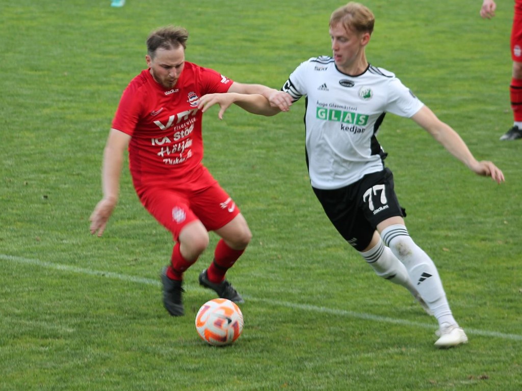 Östavalls lagkapten Martin Edlund bryter fram. Foto: Roger Mattsson, Lokalfotbollen.nu,