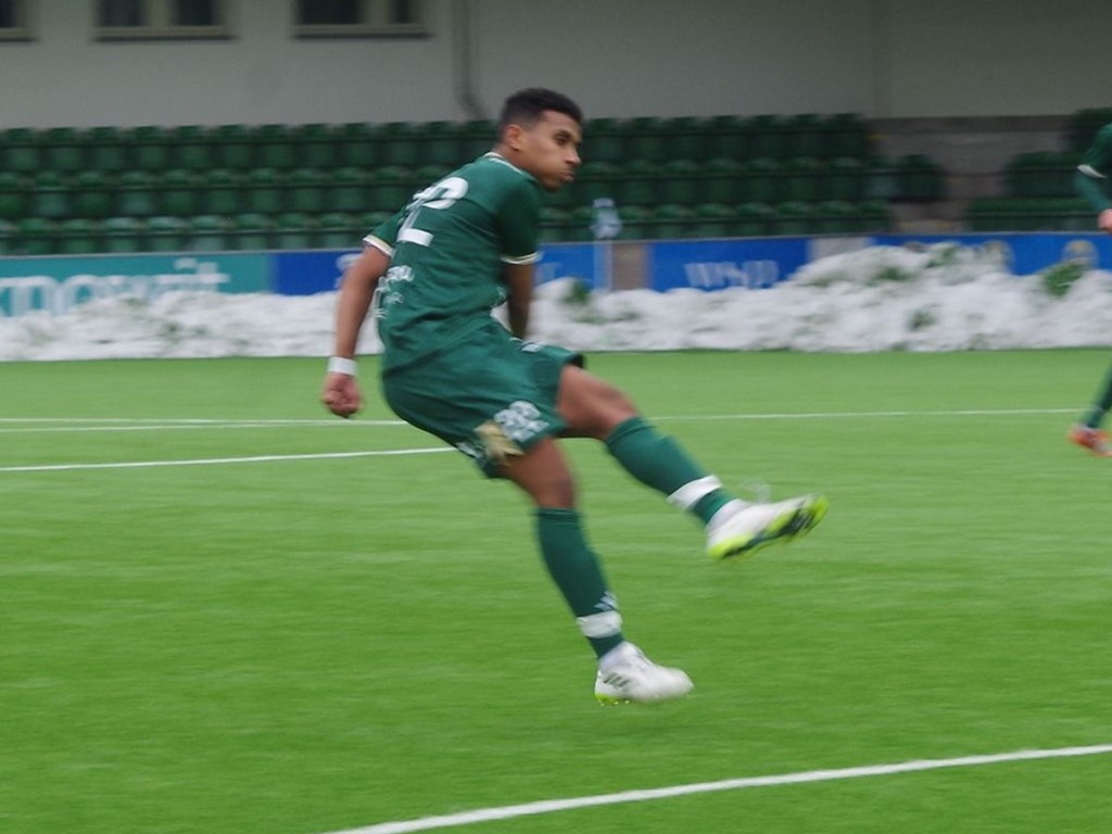 Bassim Nassir knorrar in Luckstas 2-1-mål med vänsterdojjan i 2-2-premiären mot Boden på NP3 Arena. Foto: Pia Skogman, Lokalfotbollen.nu.