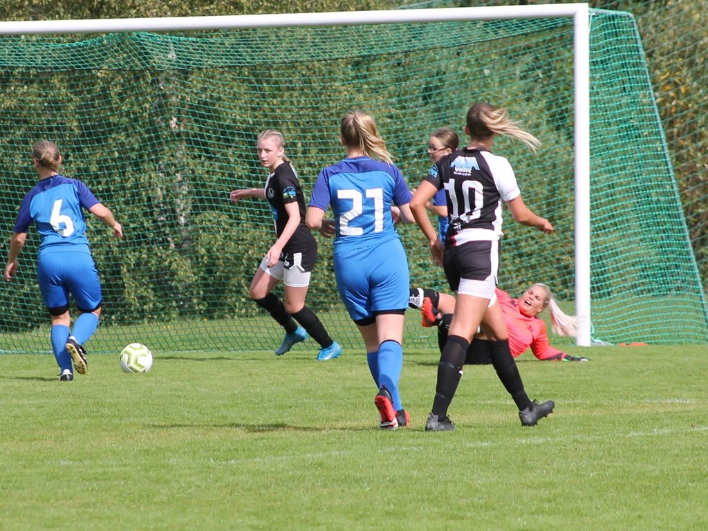 En av många chanser för Njurunda i andra halvlek. Foto: Roger Mattsson, Lokalfotbollen.nu.
