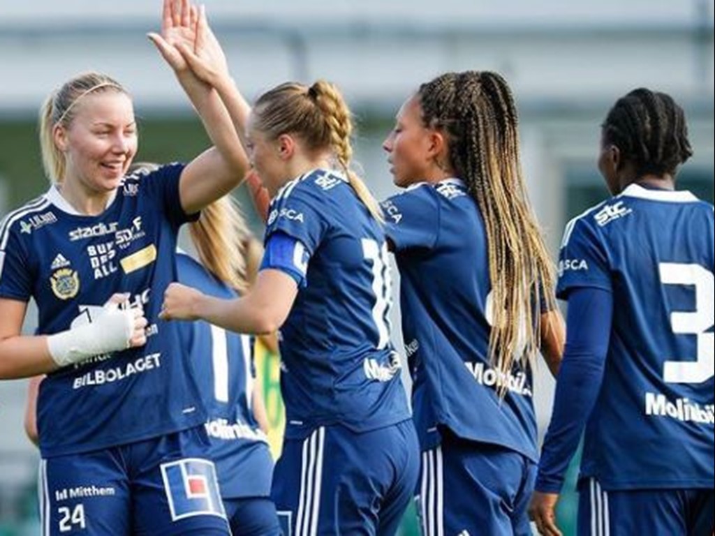 Amanda Hagelberg (längst till vänster) gör high-five med Olivia Wänglund efter 2-1-målet. Lee Winroth, till höger, och trean  Ebere Orji är med och gläds. Foto: SDFF Instagram.