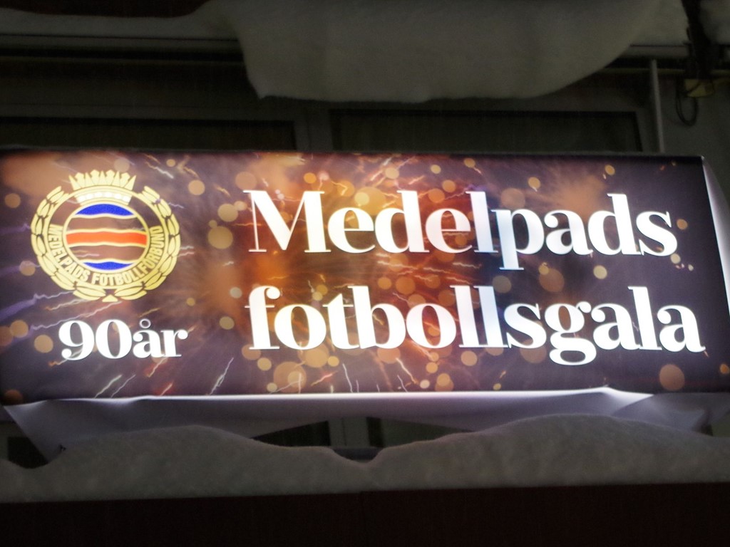 Banderollen Medelpads fotbollsgala prydde entrén till EQ House. Foto: Pia Skogman, Lokalfotbollen.nu.