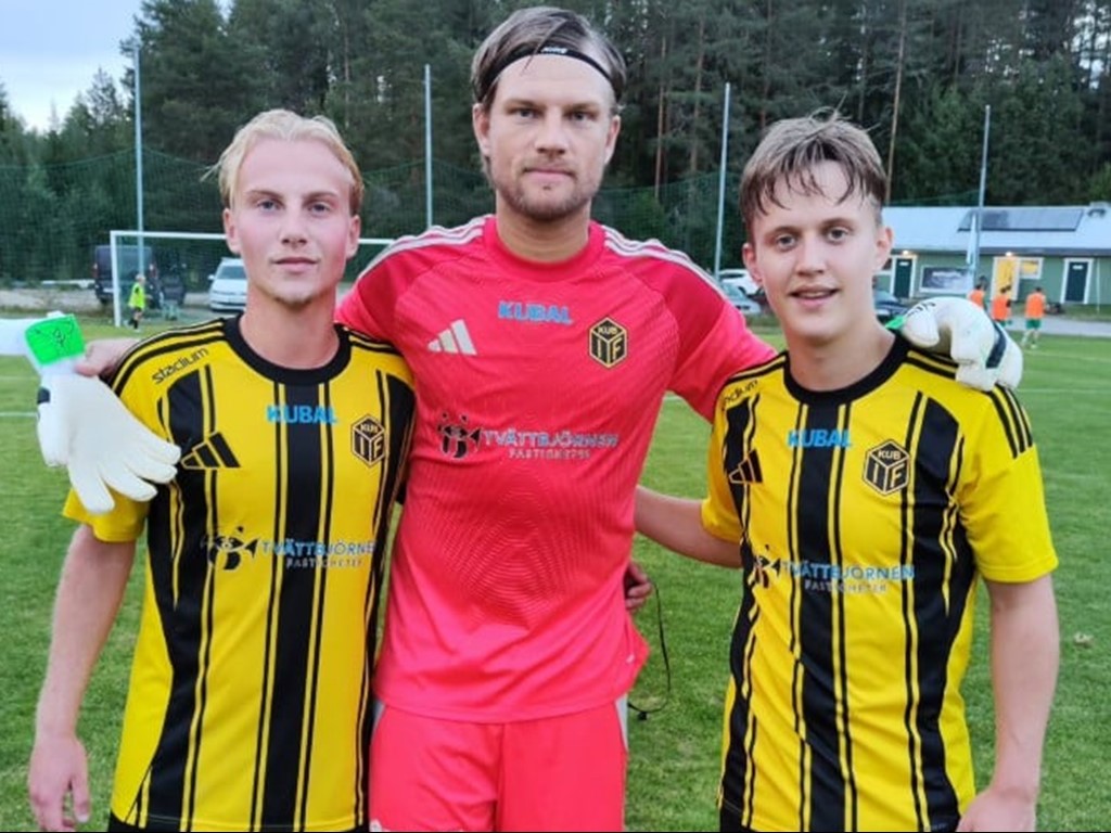 Arvud Näsholm (t h) slog en djupledsboll till inhopparen Ebbe Nordin som hittade det bortre krysset med fem minuter kvar. Duon flankerar säkre målvakten Oscar Jonsson som höll nollan. Foto Roger Norrman.