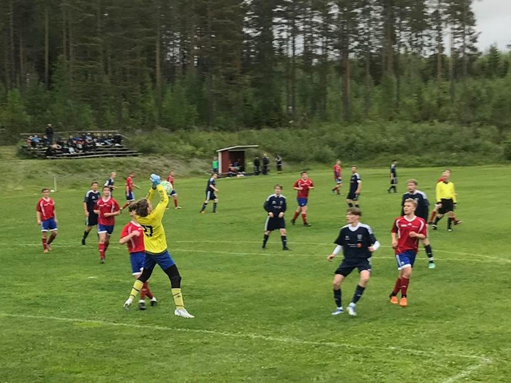Fotboll på Hasselbacken är aldrig fel, som i kvällens derby mellan hemmalaget och Matfors 2. Foto: Seth Larsson.