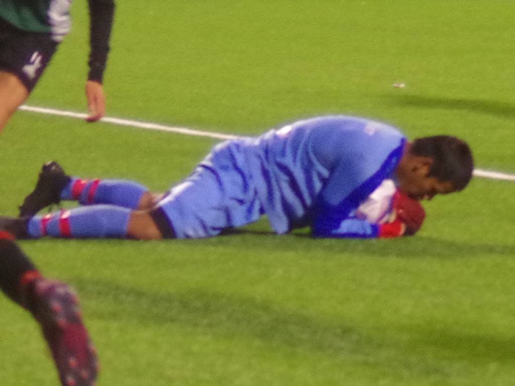 Söråkers keeper Thawa Singkok kniper ett inspel från kortlinjen. Foto: Pia Skogman, Lokalfotbollen.nu.