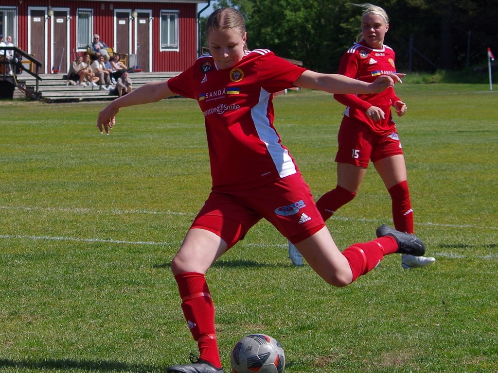Frida Olsson gör sitt första (2-0) av sina tre mål med vänsterfoten när hennes Alnö vann seriefinalen i division 2 över Selånger med 5-2. Foto: Pia Skogman, Lokalfotbollen.nu.