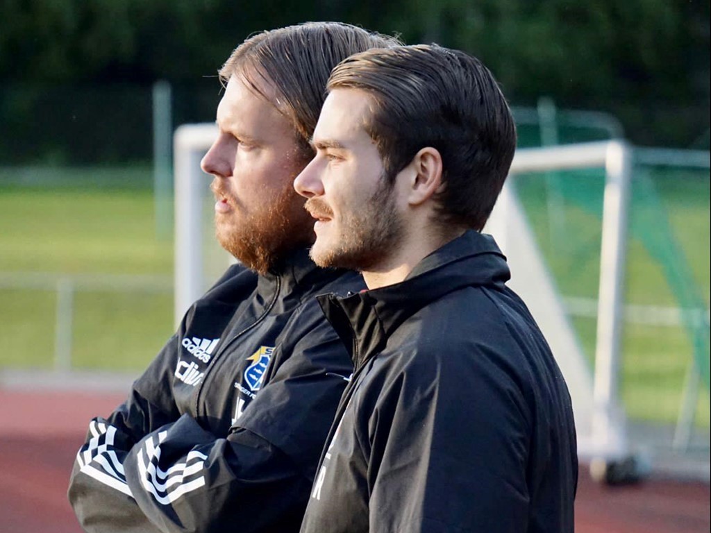 Selångers unga tränarduo Filip Renman (närmast) och Jesper Hellström splittras inför 2025 efter många fina säsonger ihop i först Kuben och nu senast i SSK. Foto: Pia Skogman, Lokalfotbolleben.nu.