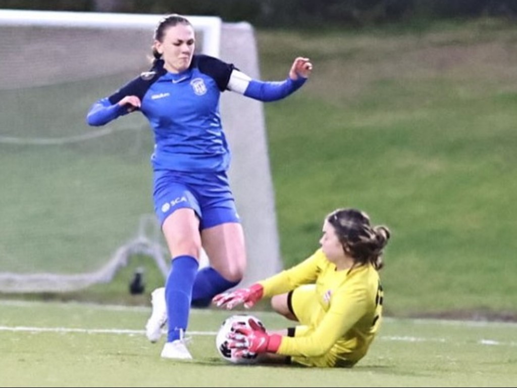 Linnea Pålsson spikade igen Stödes målbur i bortamatchen mot Sundsvalls FF. Här snor hon bollen framför fötterna på Irma Hübenette. Foto: Anders Thorsell, Sportactionpictures.