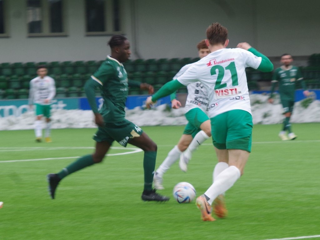 Abdulie Turay påg väg att göra sitt och Luckstas första historiska mål i division 2 då man tog emot Boden på NP3 Arena. Foto: Pia Skogman, Lokalfotbollen.nu.