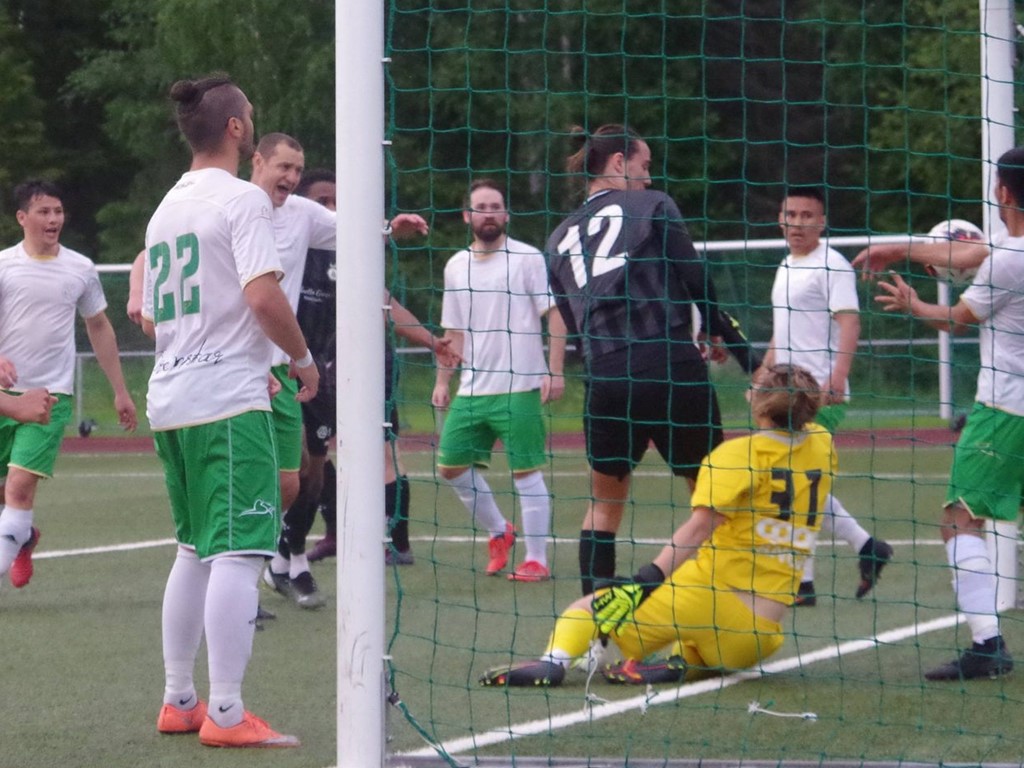 Zakaria Bel Mekki nickar in FC Norrs 2-1-mål efter hörna. Ett mål som Ångespelarna ville ha bortdömt för ruff på sin keeper. Foto: Lokalfotbollen.nu,