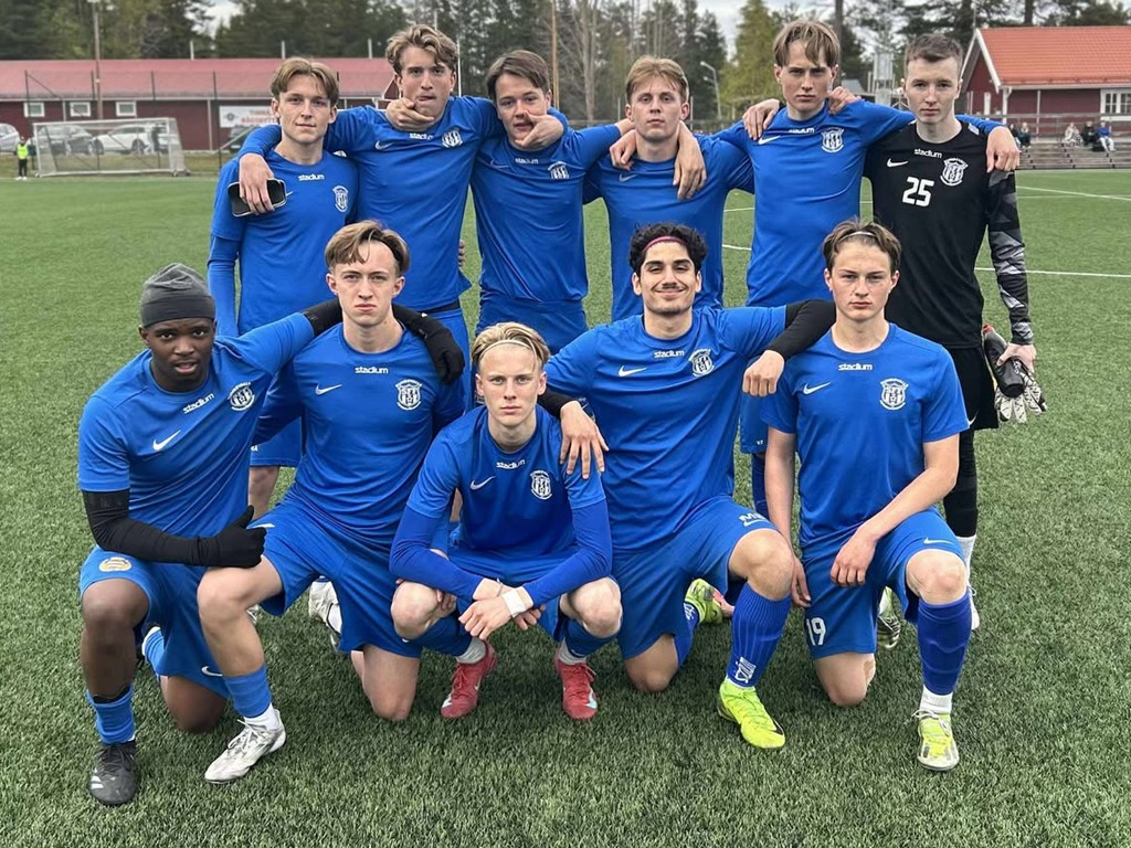 Sundsvalls FF:s unga manskap som tog sin första historiska poäng i Medelpadsallsvenskan efter att ha hämtat upp ett 0-3-underläge borta mot IFK Timrå. Foto: SFF.
