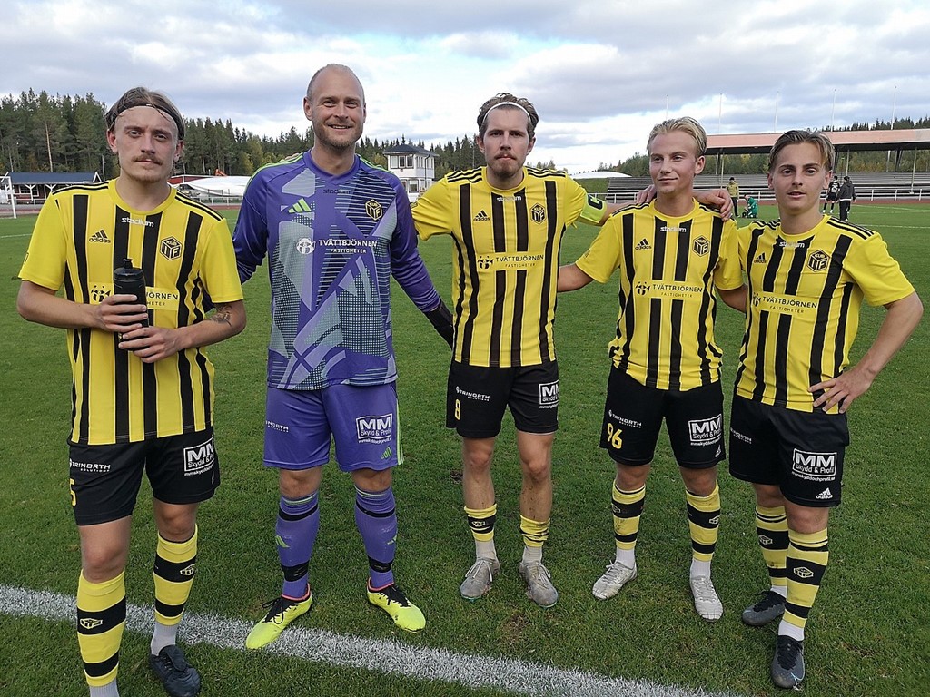 Kubens poängspelare i 2-0-segern över Dvärsätt på bortaplan. Fr v Fredrik Thelander (1 ass), Christofer Högbom (höll nollan), William Östman (1 mål), Arvid Näsholm (1 ass) och Axel Näsholm (1 mål). Foto: Roger Norrman.