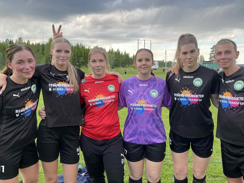 Medskogsbrons målgörare och målvaktsnollor mot Lucksta, fr v Marlene Laggren (5), Nellie Andersson, Elina Hamrin (mv), Tuva From (mv), Cecilia Hjelm och Rosie Nilsson (5). Foto Medskogsbron dam.jpg