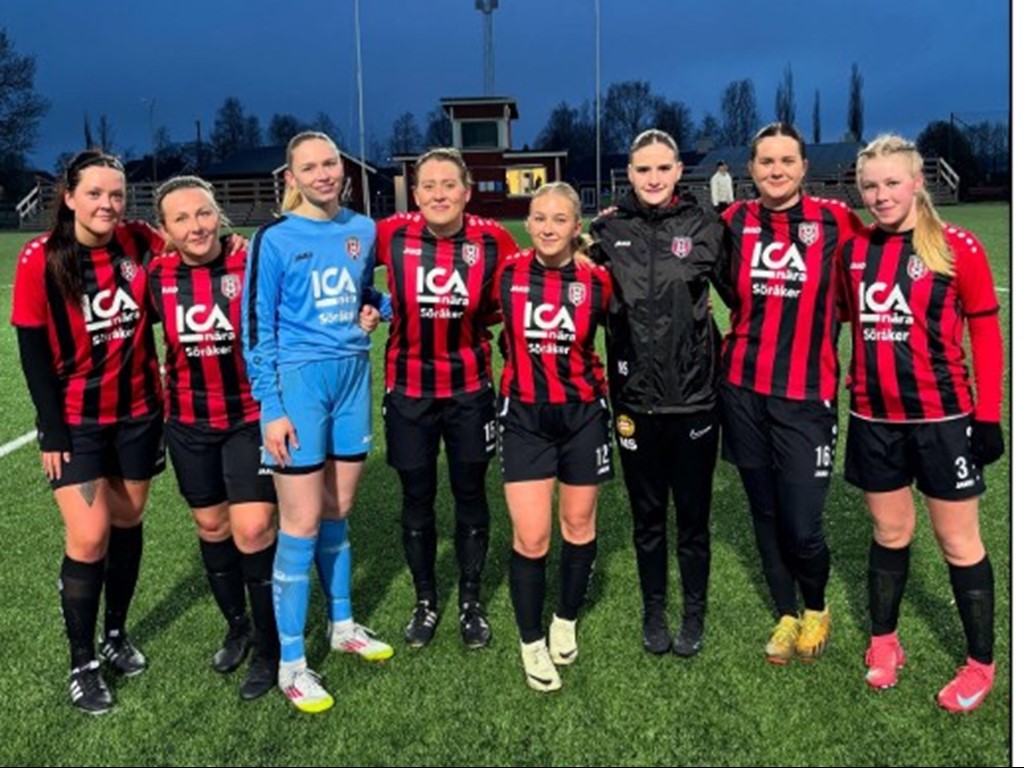 Söråkers målskyttar i 16-0-vinsten över Lucksta i premiären plus målvakten Wilma Ålund som höll tätt. Foto: Söråkers FF.