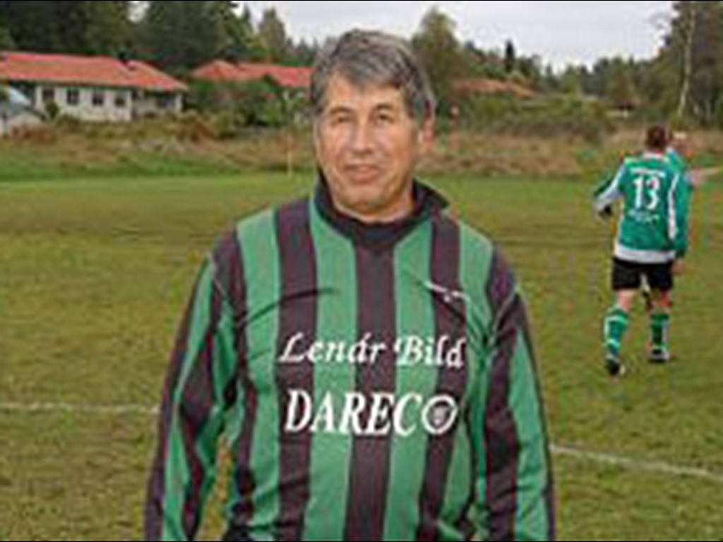 Jürgen Holoch efter sitt mål hemma på Sidsjövallen som 65-åring. Idag fyller Medelpadsallsvenskans äldste målskytt 80 år!