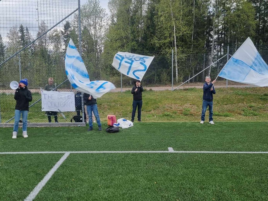 SFF Ultras var inte så många men de hördes och var bidragande till Sundsvalls FF upphämtning från 0-3 till 3-3 borta mot IFK Timrå. Foto. SFF.
