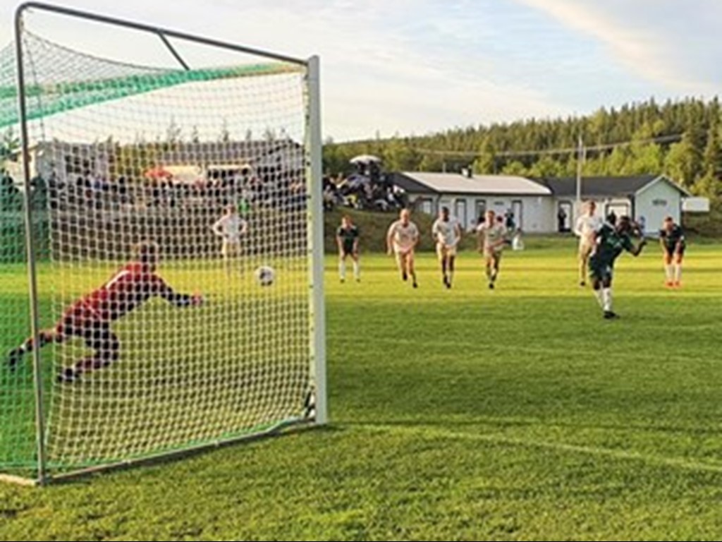 Sani Tahir skickar in 2-0-målet på straff. Foto: Lars-Gunnar Nordlander, Östavalls IF.