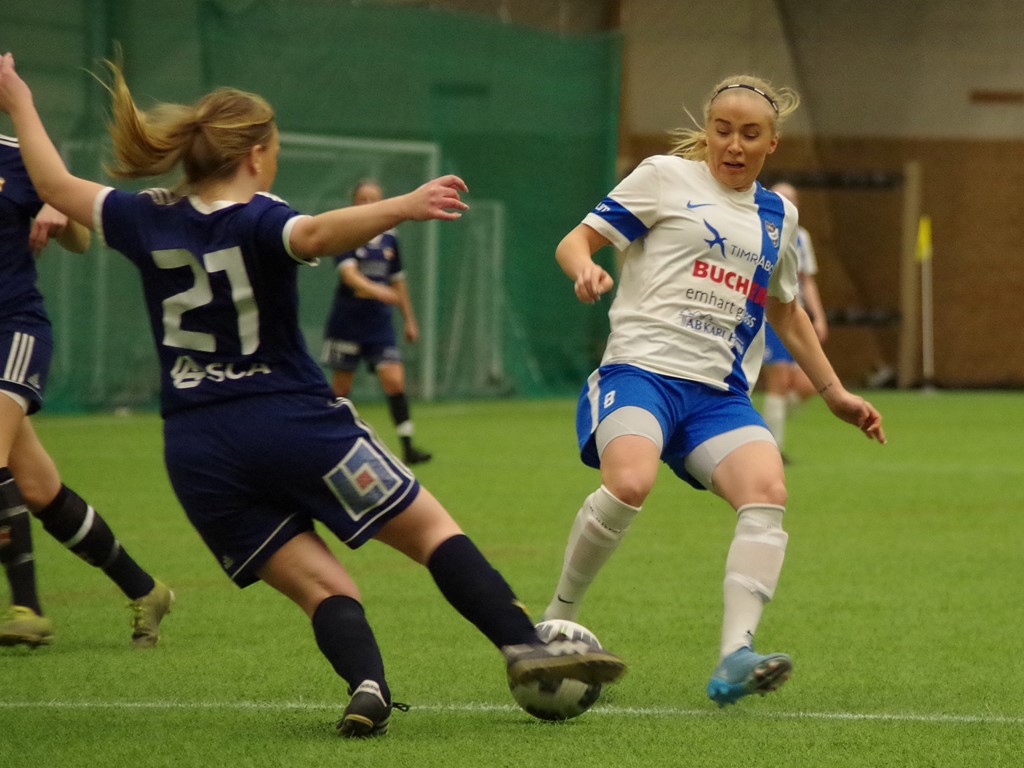 Maja Winsa (t h) svarade för Timrås segermål mot Kovland. Foto: Pia Skogman, Lokalfotbollen.nu.