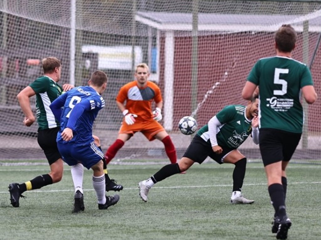 Matfors Oskar Andersson testar skott mot Sidsjö-Böle IF i 4-0-vinsten där Gustav Lange sedan målar på returen. Foto: Anders Thorsell, Sportactionpictures.