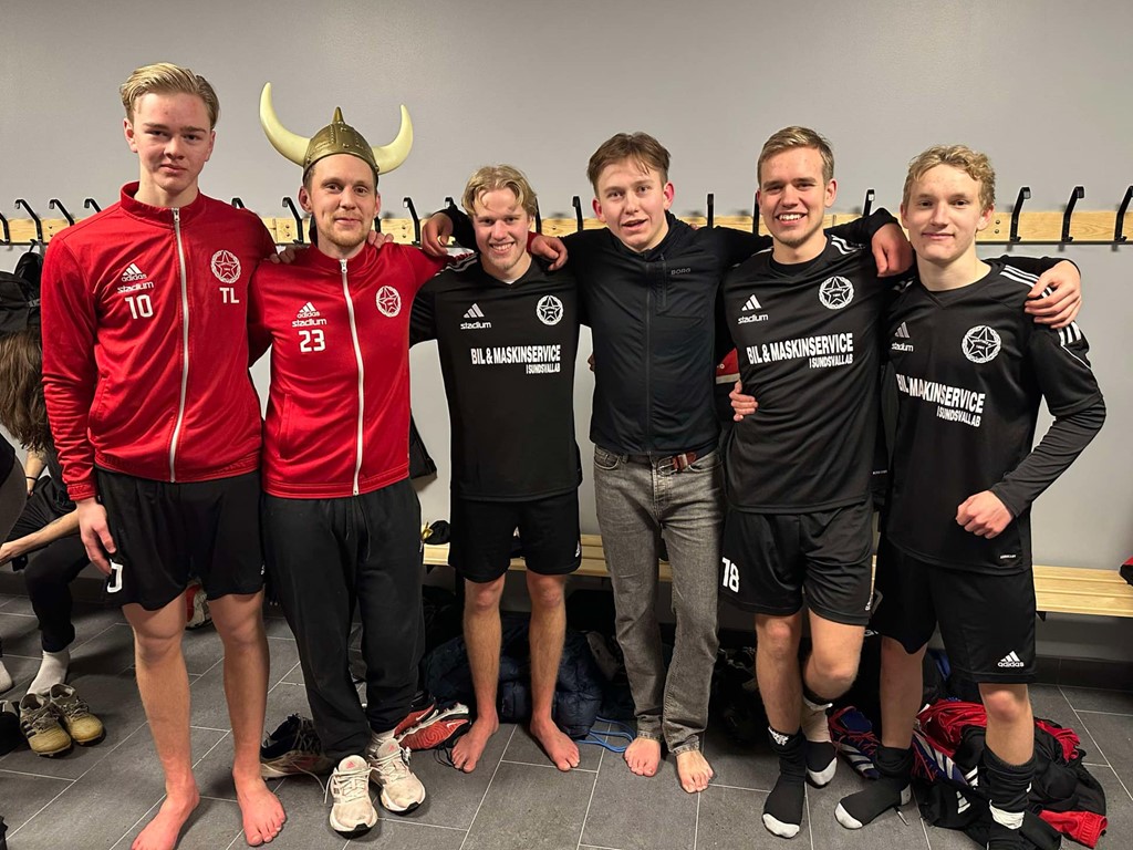 Svartvik är ett av de fyra lagen som är klara för semifinal. På bilden lagets målgörare i 10-0-vinsten över Söråker. Fr v Tristan Lindblom, Emil Gabrielsson (2), Alvin Eriksson (2), Gustav Persson (2), Filip Wolf (2) och Oliwer Zehlander. Foto: Svartviks IF.