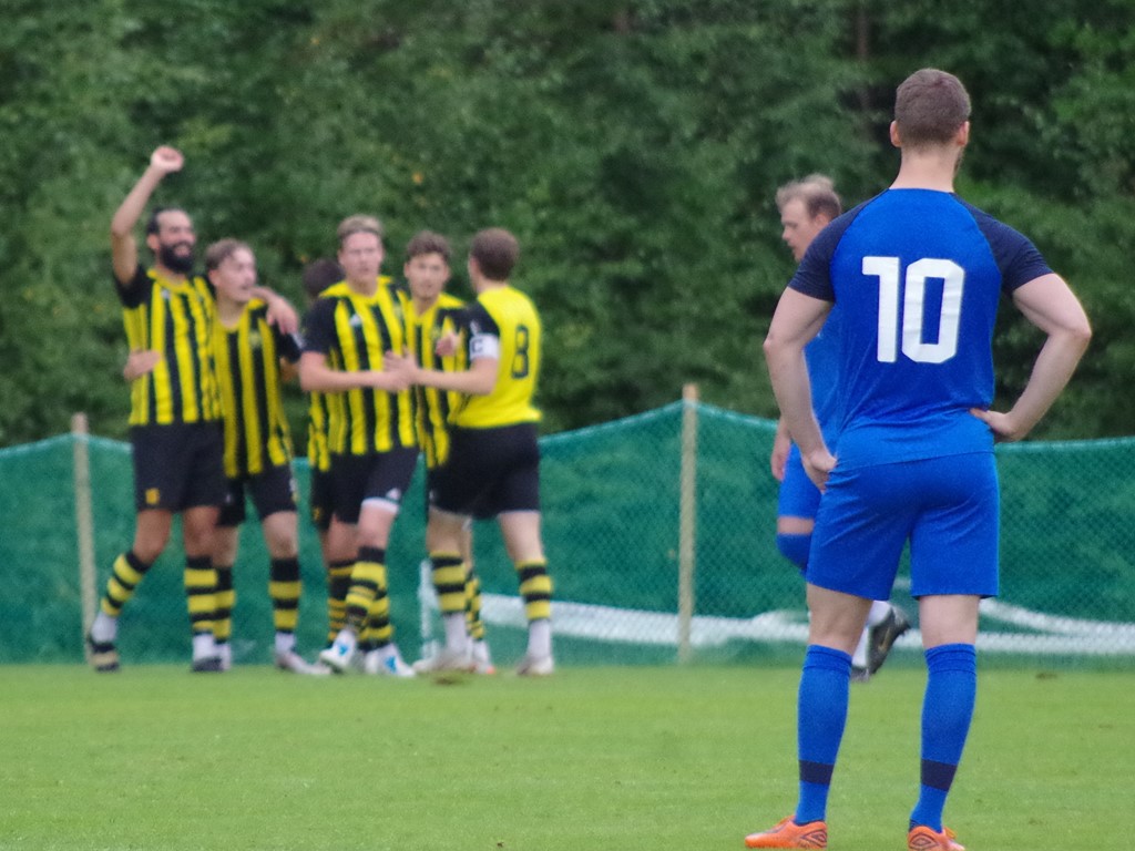 Bild 1. Kuben måljublar efter Ahmad Khreis (längst till vänster) 3-2-mål medan Oskar Nordlund (nr 10) är inte lika glad Foto: Pia Skogman, Lokalfotbollen.nu.