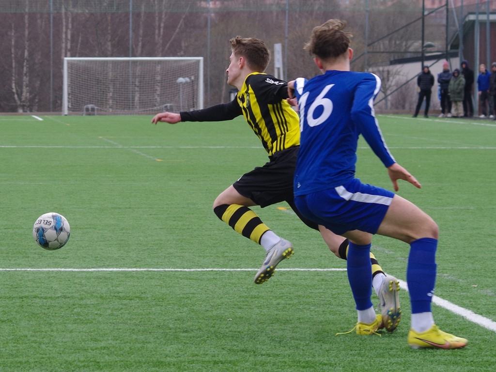 Tim Johansson blir fälld långt ut i straffområdet. Foto: Pia Skogman, Lokalfotbollen.nu.