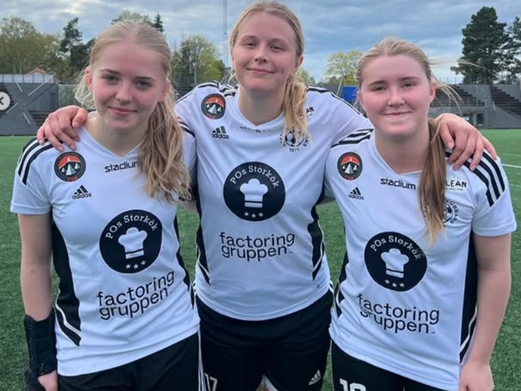 Heffnersklubbans målskyttar på Lidingövallen, fr v_Vera Norberg, Joanna Wallgren och Linnea Sahlin. Foto HKBK.jpg