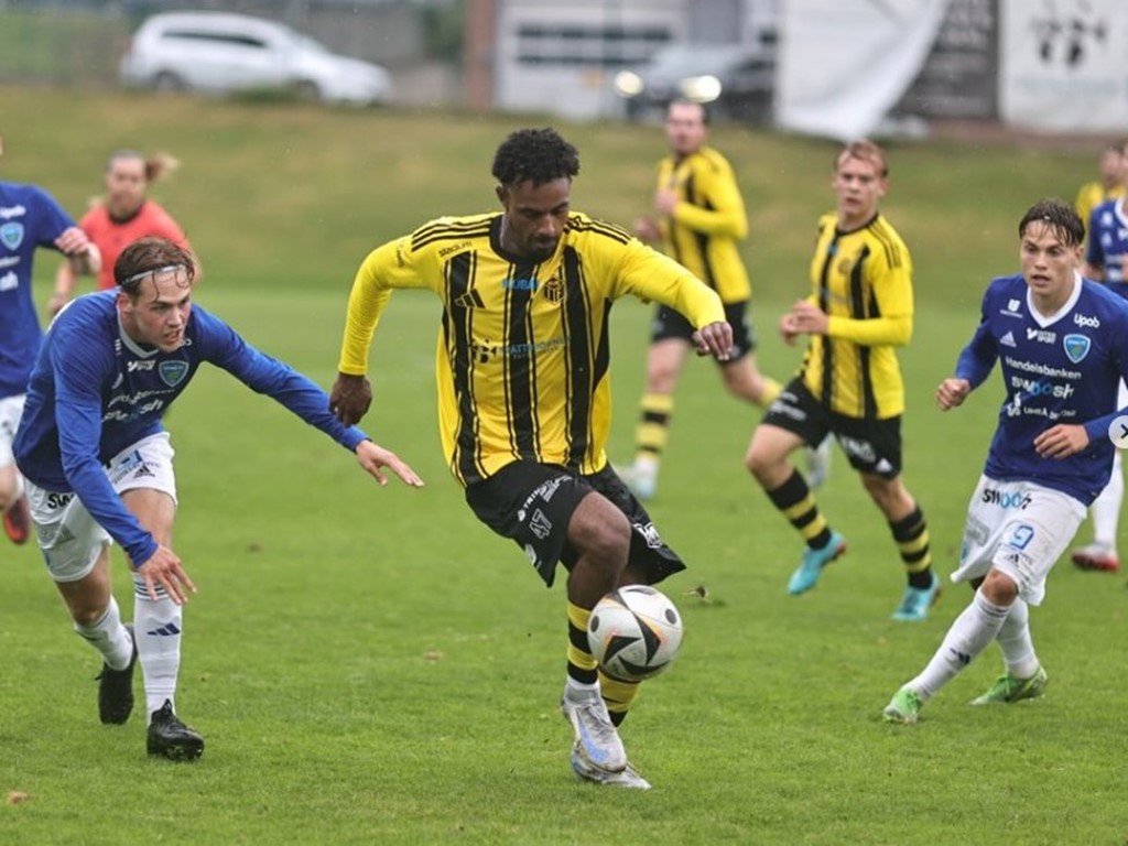 Senay Haile Gaim och hans lagkompisar i Kuben tog hem en imponerande 6-1-vinst över Umeå FC Akademi. Foto: Anders Thorsell, Sportactionpictures.
