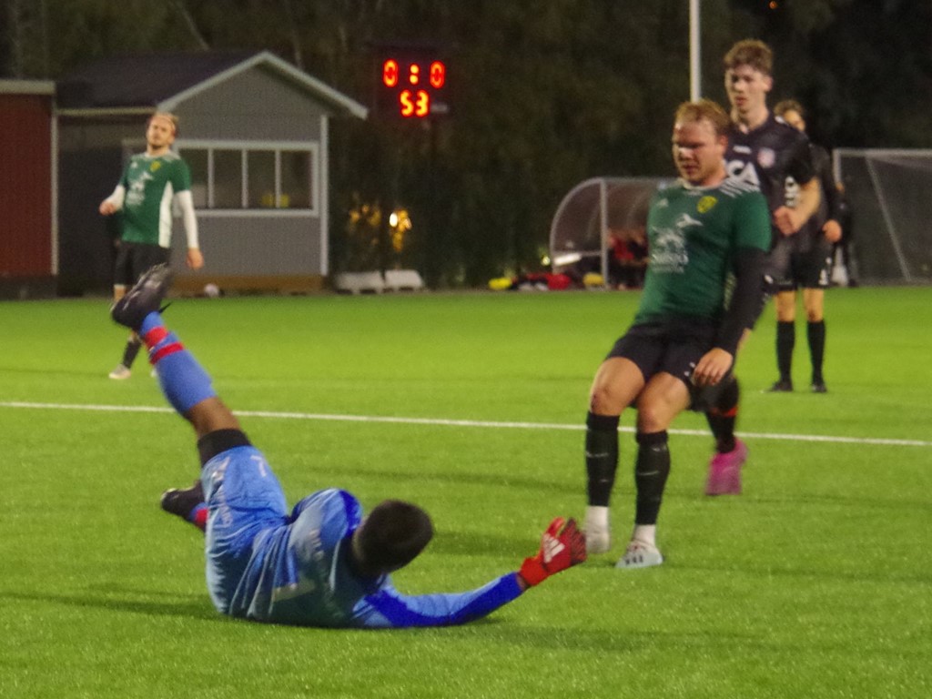 Söråkerkeepern Thawa Singkok gör en djärv utrusning och kastar sig framför fötterna på en Sidsjö-Böle-anfallare. Foto: Pia Skogman, Lokalfotbollen.nu.