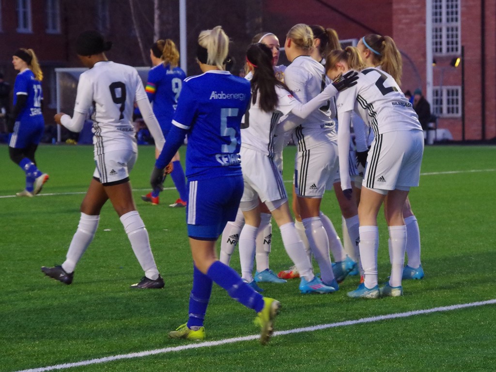 SDFF-tjejerna jublar efter Frida Olssons 1-0-mål redan i fjärde minuten i fjolårets DM-final mot Heffnersklubban, som till slut slöt 2-0. Foto: Pia Skogman, Lokalfotbollehn.nu.