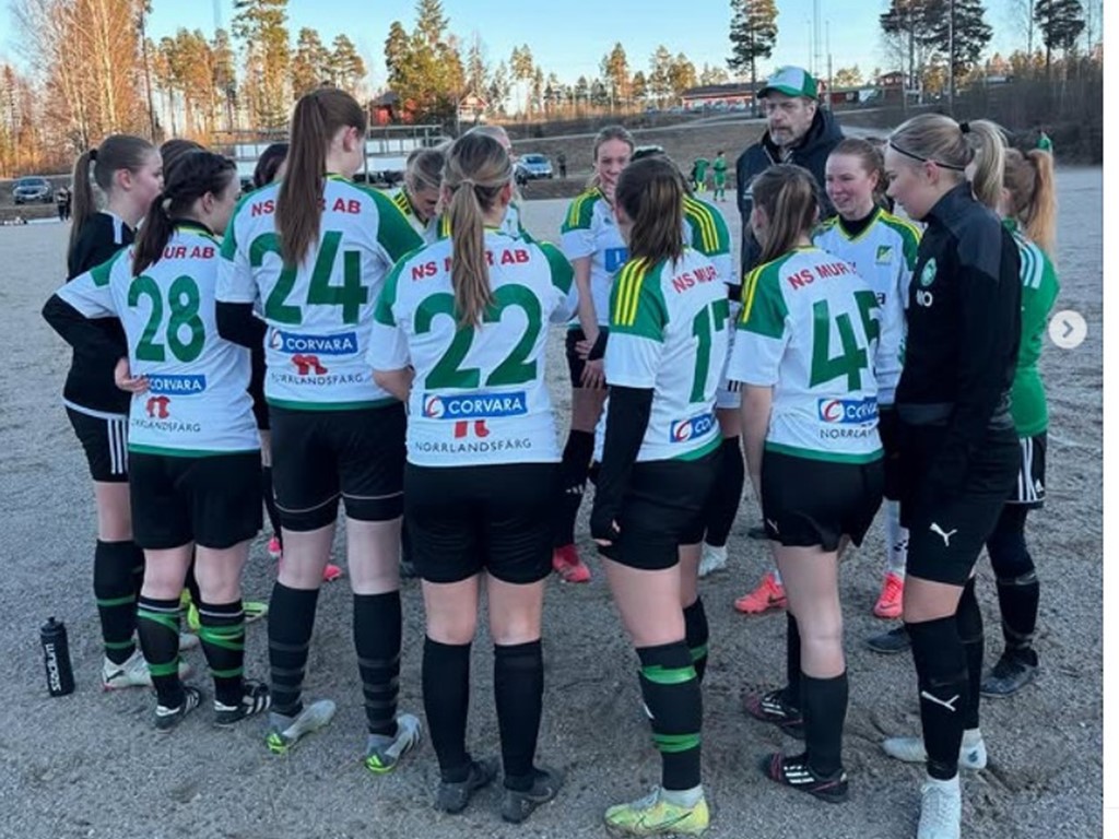 Luckstas damer har laddat upp med träningsmatch mot klubbens pojklag samt en del träningar på Sörforsvallens grusplan. Hur långt det räcker i kvällens premiärmatch mot Söråker på deras konstgräs återstår att se. Foto: Lucksta IF dam.