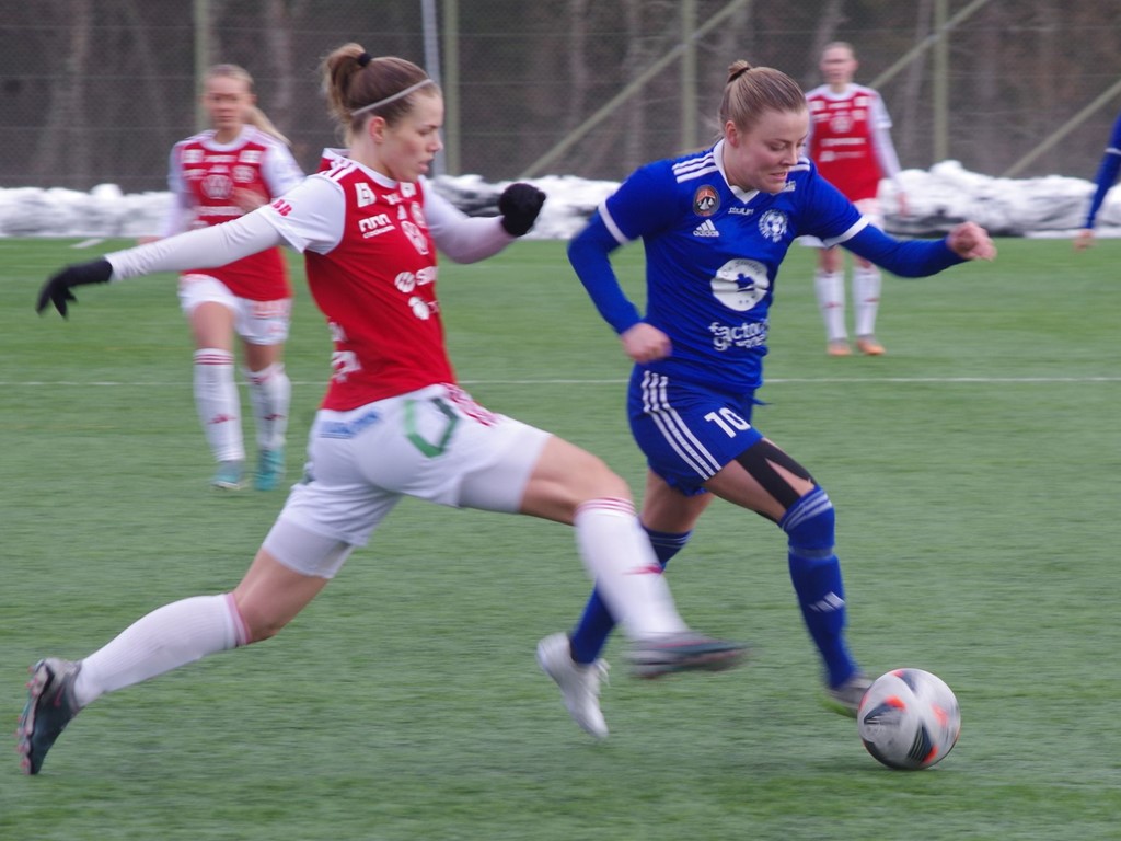 Olivia Strand i aktion i Heffnersklubbans dräkt i mötet med Sandvikens IF, med tvillingsyrran Linnea i laget, ifjol. Foto: Pia Skogman, Lokalfotbollen.nu.