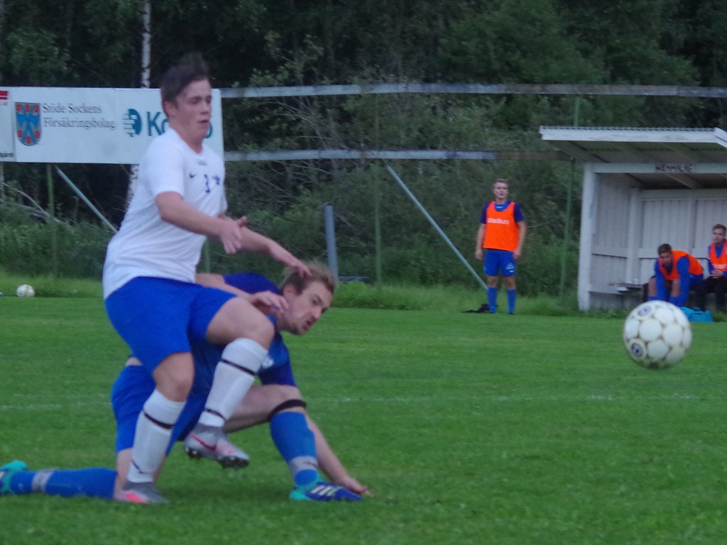 Jonas Åström (i blått) gör Nedansjös 2-0-mål på Marcus Jonssons inspel från högerkanten. Foto: Pia Skogman, Lokalfotbollen.nu.