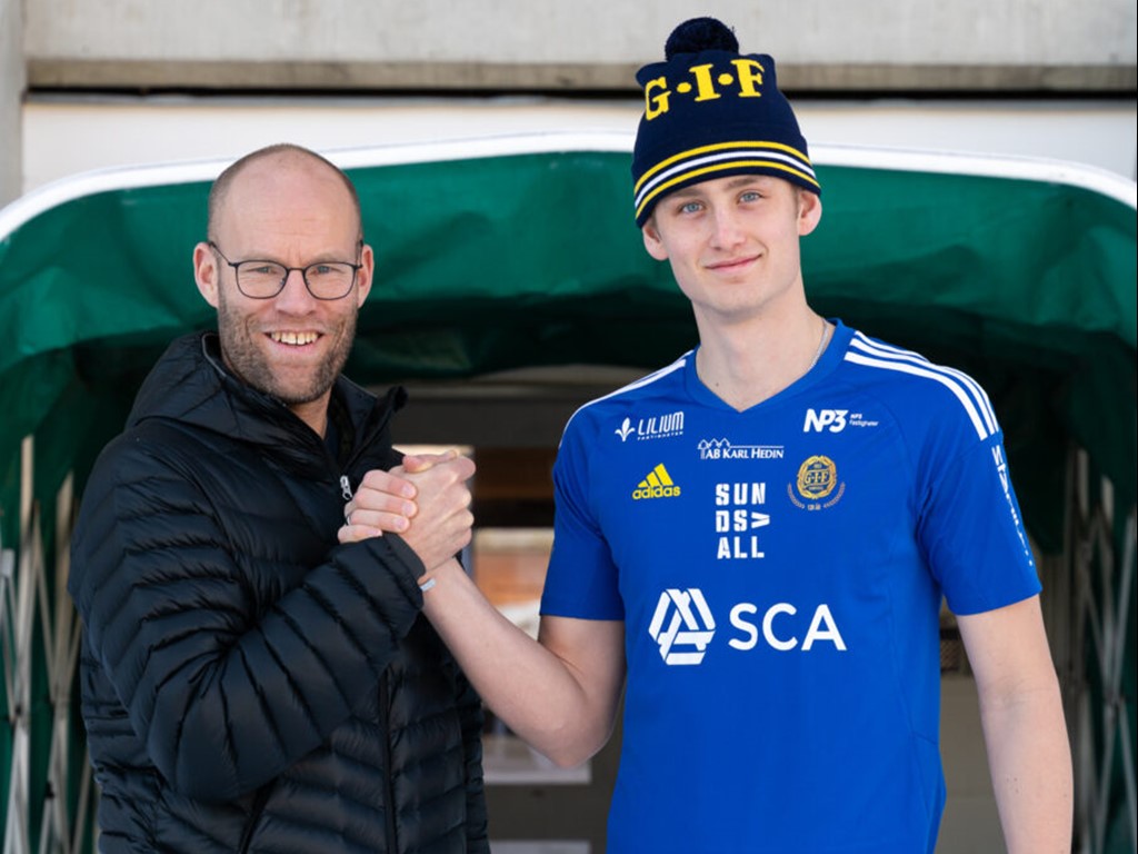 GIF Sundsvall hälsar unge mittbacken Anton Mossnelid upp i A-laget  "på riktigt". Foto: GIF Sundsvall.