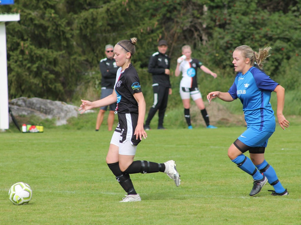 Njurundas Sophia Notefält Sandström jagas av en hemmaspelare. Foto: Roger Mattsson, Lokalfotbollen.nu.