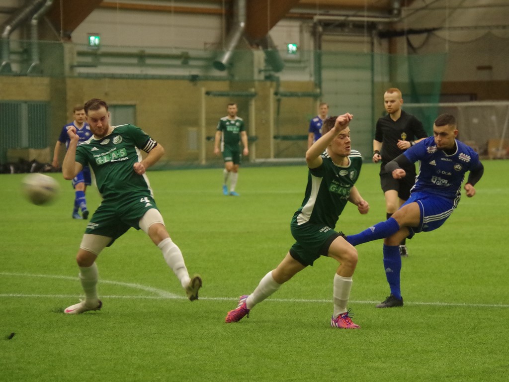 Yunus Tazelli dundrar in 1-0 för Matfors mot Östavall efter 36 minuters spel Foto: Pia Skogman, Lokalfotbollen.nu.