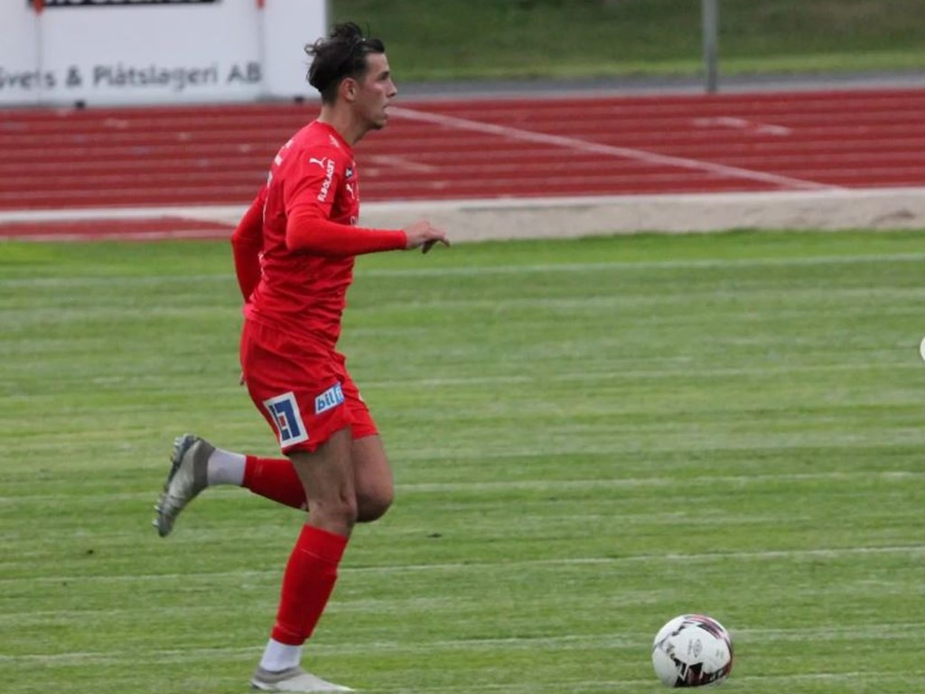 Emil Muratovic löper igenom och gör 1-0 för Sund mot IFK Sundsvall i 5-1-segern på Balders. Foto: Anneli Buzi.