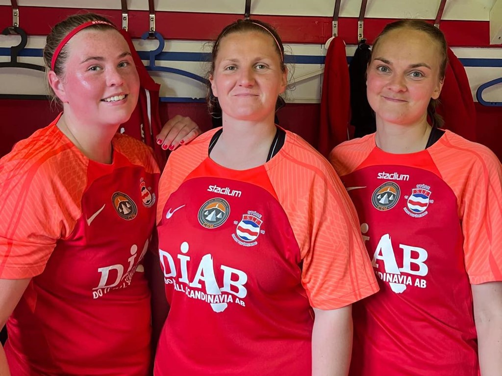 Stödes målskyttar i 4-2-segern över Njurunda, fr v Tilda Sundberg, Emilia Johansson och Hanna Högbom (2). Foto: Stöde dam..jpg