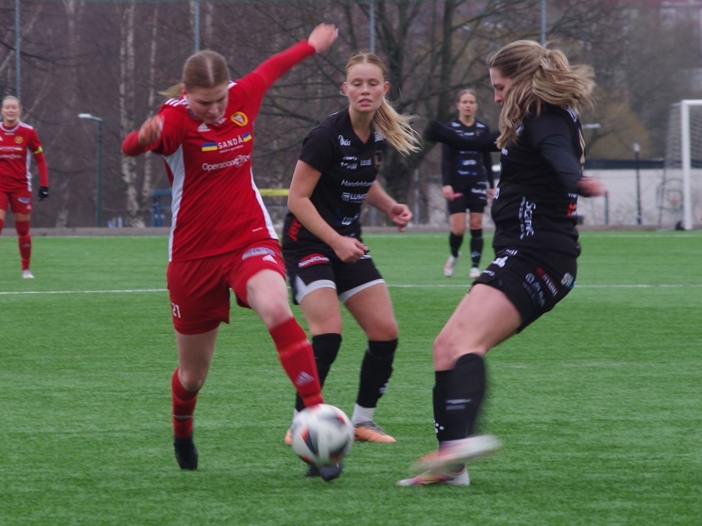 Frida Olsson målade igen mot Luleå men den här gången gav det inga poäng. Foto: Pia Skogman, Lokalfotbollen.nu.
