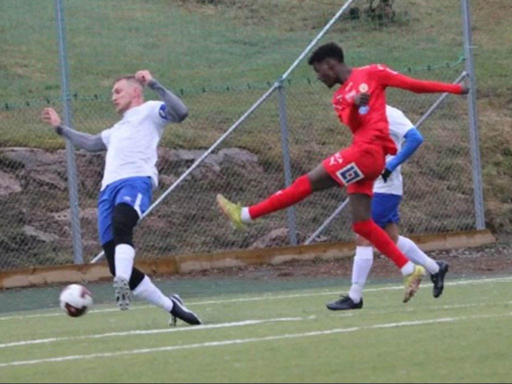 Det blev raffel när Sund och IFK Sundsvall spelade 3-3 sedan de senare hämtat in ett 1-3-underläge. Foto: Anneli Buzi..