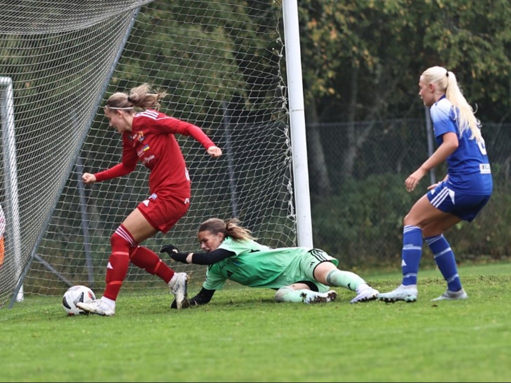 Tuva Lundin kvitterar Heffnersklubbans 2-3-ledning utan chans för bortamålvakten Lina Säterberg. Strax därpå satte Maja Barkemo (vem annars?) serieledarnas segermål. Foto: Anders Thorsell, Sportactionpictures.