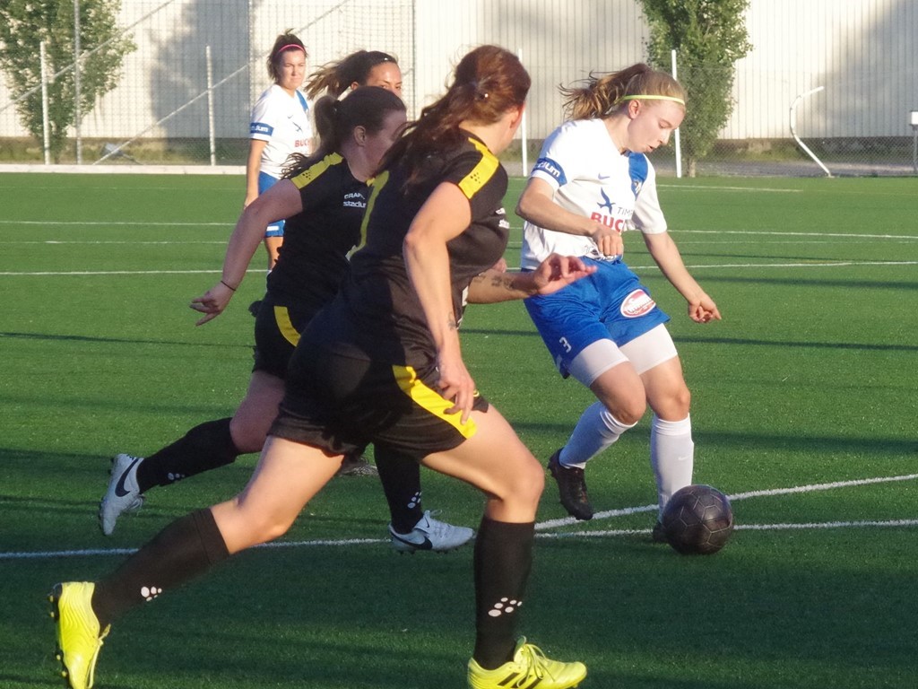 Thelma Bergqvist (i vitt) sköt och sprang Ljusdal 2 i sank och svarade för Timrå 2:s samtliga sju mål. Arkivfoto: Pia Skogman, Lokalfotbollen.nu.