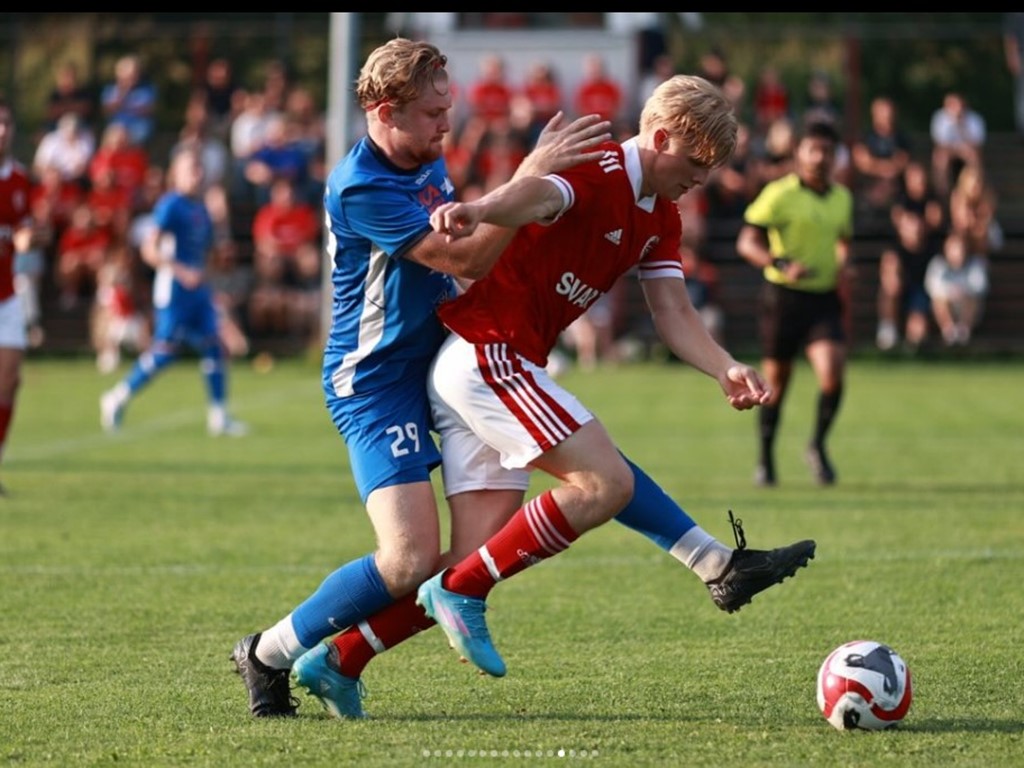 Teo Sandin satte inte bara åt Svartviksspelaren i den här närkampen utan var den som gav Fränsta ledningen efter en kvart i 2-0-segern uppe på Hemmanet. Foto: Anders Thorsell, Sportactionpictures.