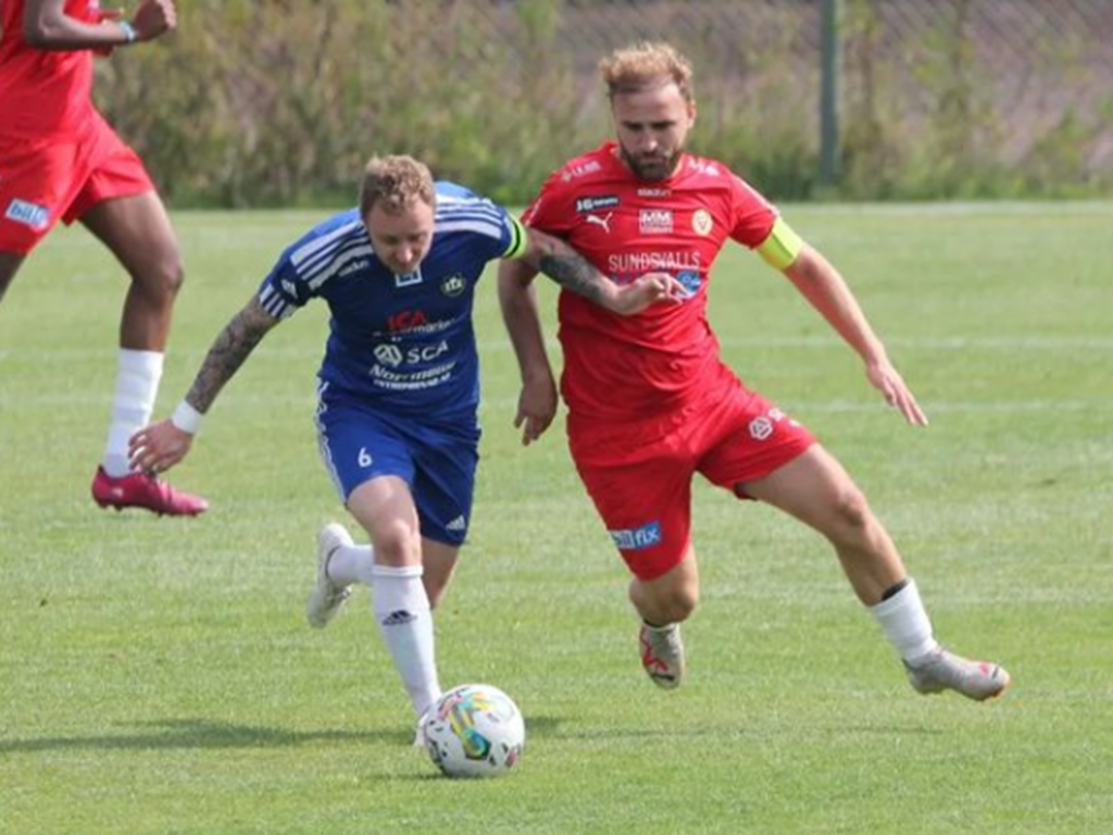 Hård kamp på Maland mellan de båda lagens kaptener Felix Häggström i Matfors (blått) och Sunds Arti Sallauka (rött) när gästerna vann med klara 4-0 ifjol. Foto: Anneli Buzi.