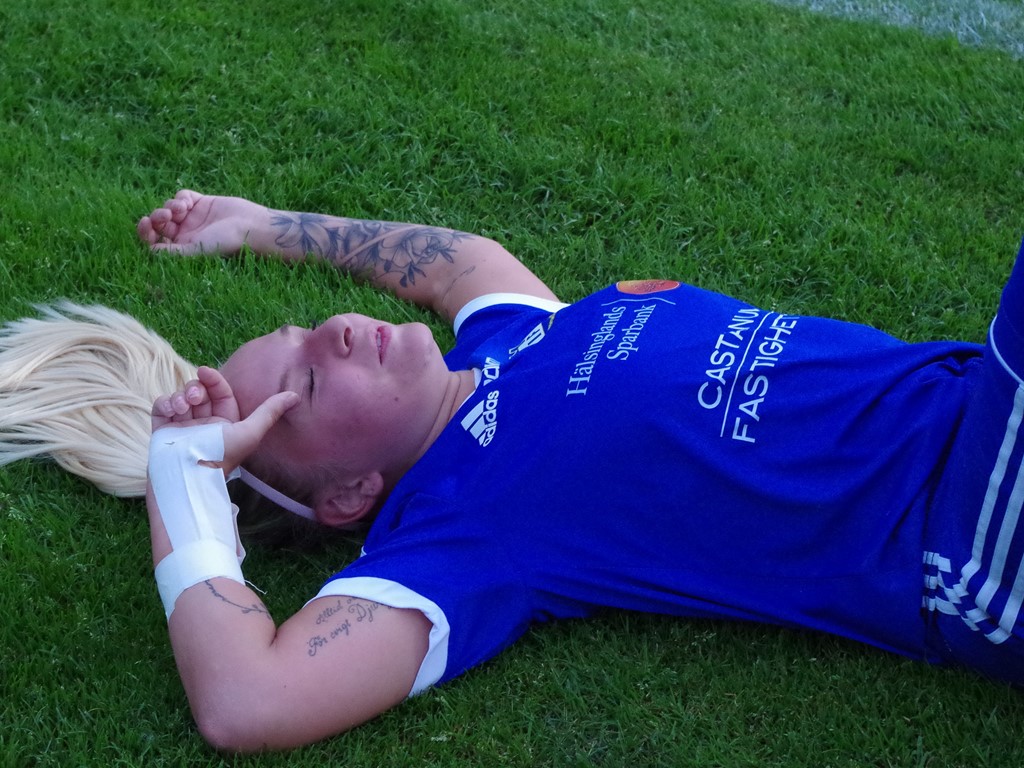 En slagen hjälte! Först gjorde Tova Bergström matchens enda mål, sen fick hon kramp i bägge vaderna och tvingades kliva av. Foto: Pia Skogman, Lokalfotbollen.nu.